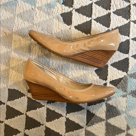 Cole Haan Polished Classic Beige Nude Wedge Pumps 2.5” Heels/ Woman/ Size 7 - Picture 5 of 6